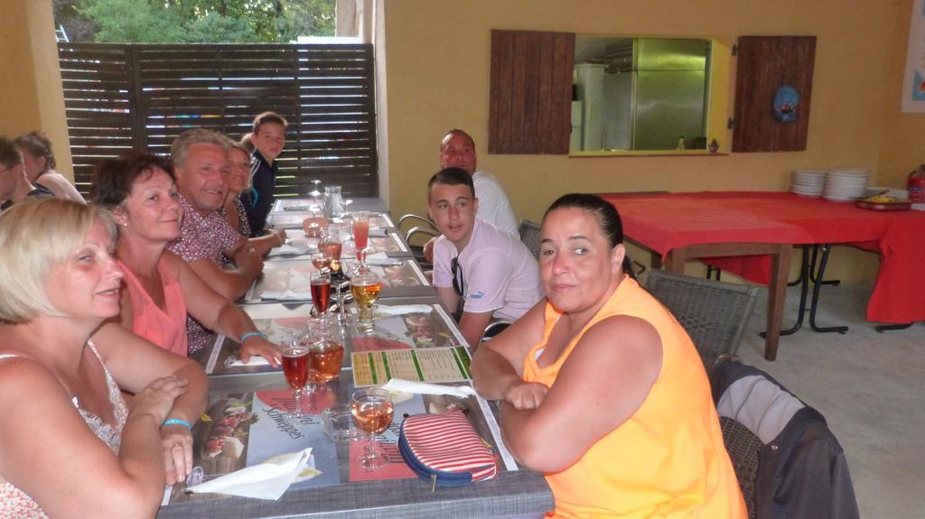 Camping La Vidaresse Hotel Sainte-Anastasie-sur-Issole ภายนอก รูปภาพ
