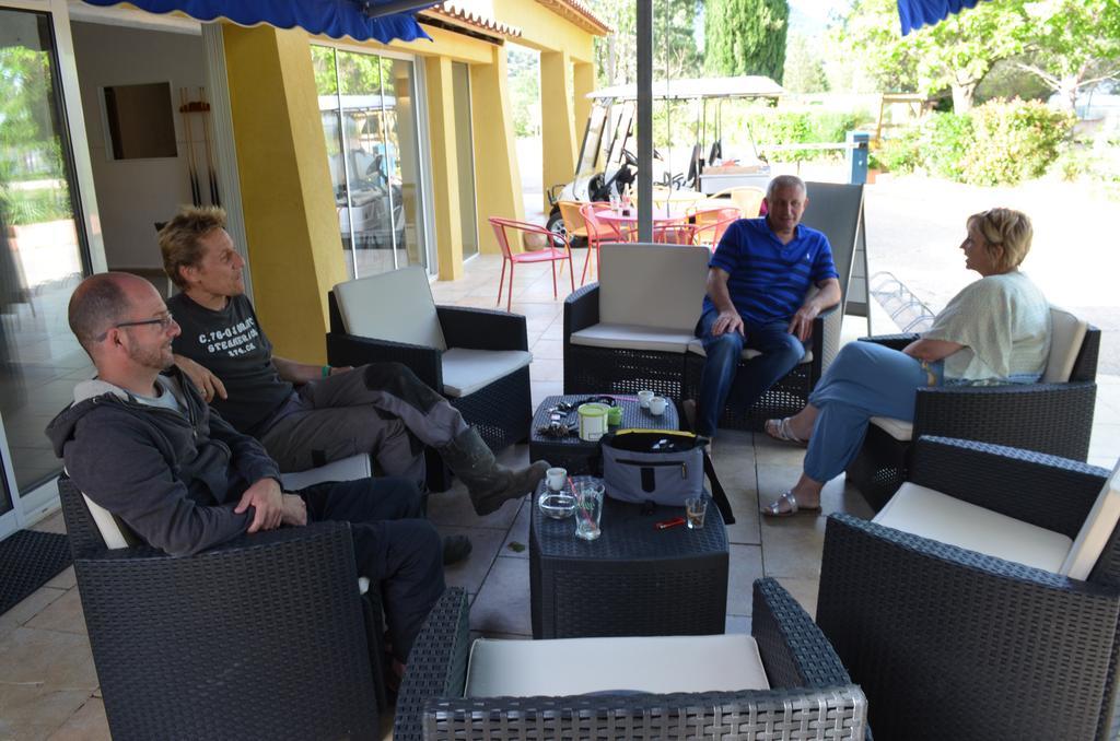 Camping La Vidaresse Hotel Sainte-Anastasie-sur-Issole ภายนอก รูปภาพ