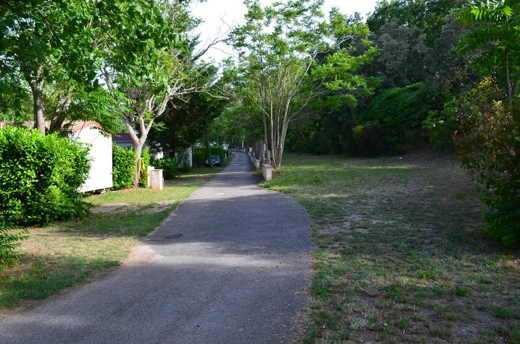 Camping La Vidaresse Hotel Sainte-Anastasie-sur-Issole ภายนอก รูปภาพ
