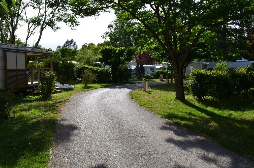 Camping La Vidaresse Hotel Sainte-Anastasie-sur-Issole ภายนอก รูปภาพ